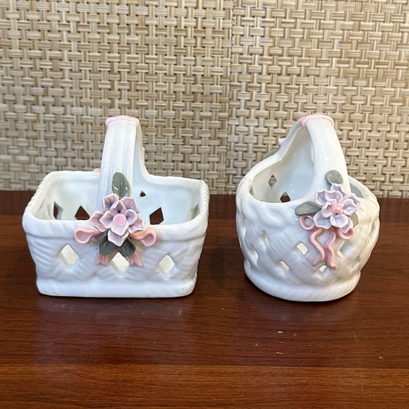 🌟HP🌟VTG 1990s 2 Small White Porcelain Reticulated Applied Floral Baskets - Picture 3 of 5